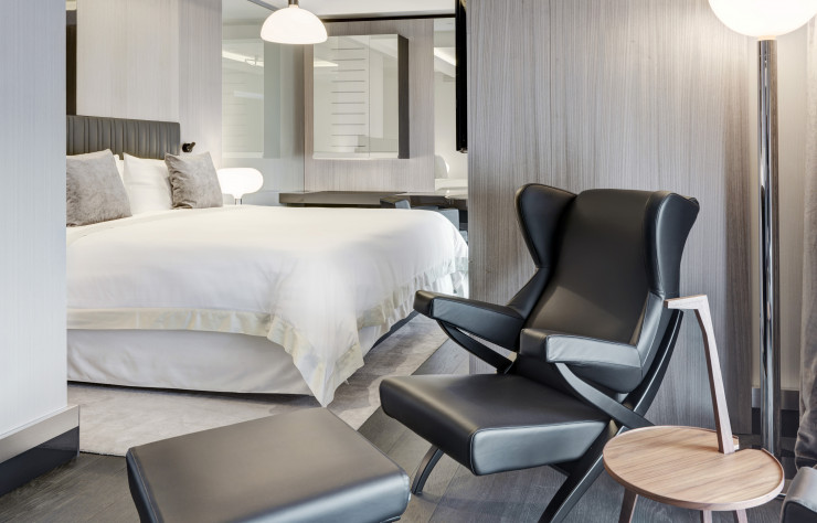 La division « contract » de la marque italienne est aussi active dans le secteur de l’hôtellerie, comme ici à l’Excelsior Hotel Gallia, à Milan, dont la suite Franco Albini est pourvue du fauteuil et de l’ottoman « Fiorenza » (Arflex), de la table d’appoint « Cicognino » (Poggi) et de lampes éditées chez Sirrah, tous dessinés par le maître italien.
