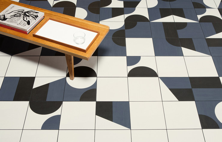 « Puzzle» se décline en une douzaine de coloris. La multiplicité de ses formes permet un jeu d’assemblage infini.