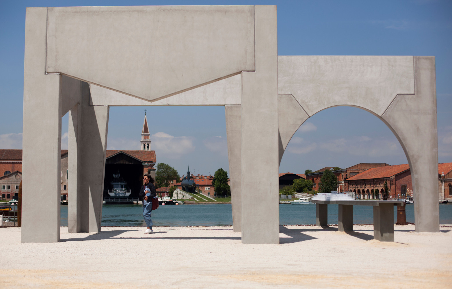 Agence basée aux Etats-Unis et en Belgique, Org for permanent modernity a installé à l’Arsenale son «...