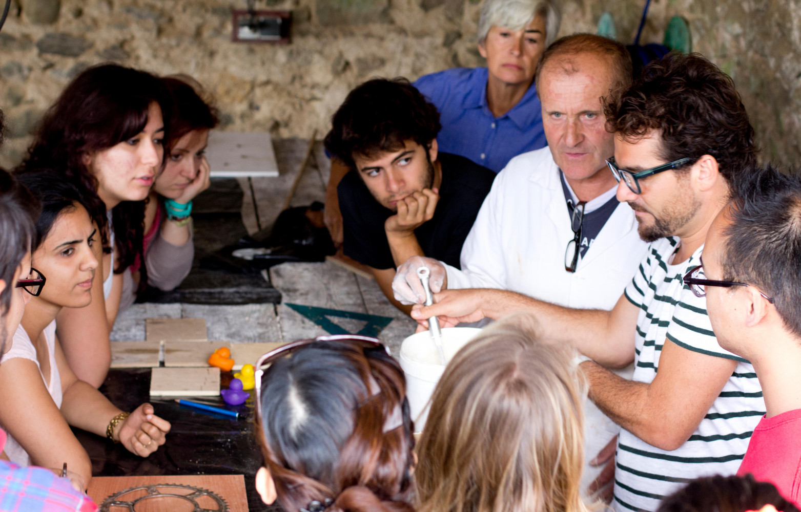 Jaime Hayon, ici en train de guider ses stagiaires, est un fidèle du lieu.