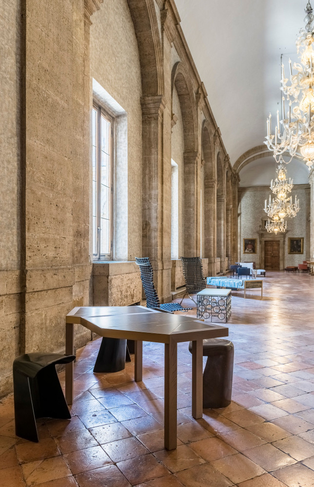 Tabourets Toul de Joran Briand (Saintluc) et bureau Dinant de Bruno Moinard.