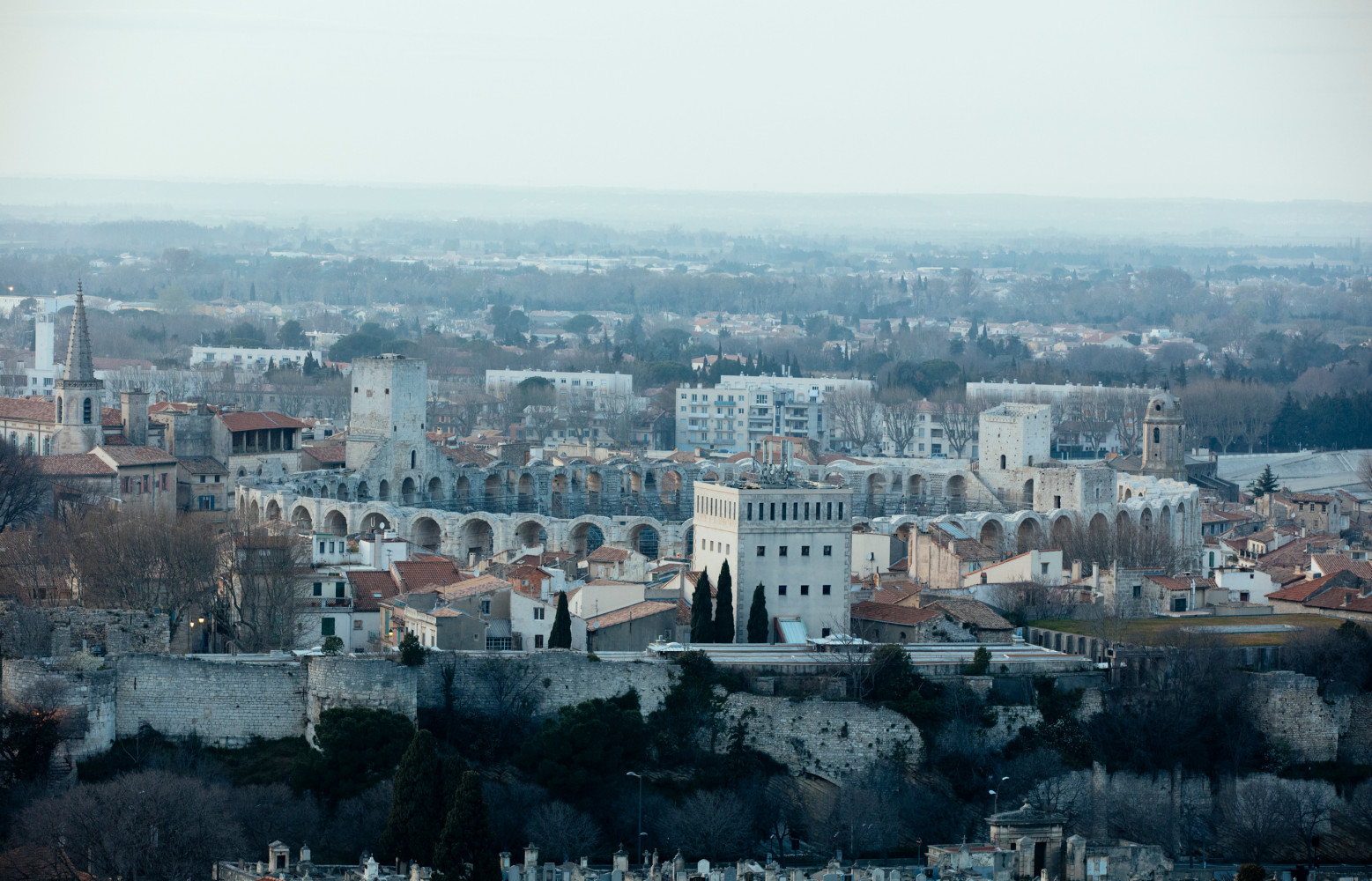 Les Arènes d’Arles vues depuis le dernier étage du nouveau bâtiment conçu par Frank Gehry.
