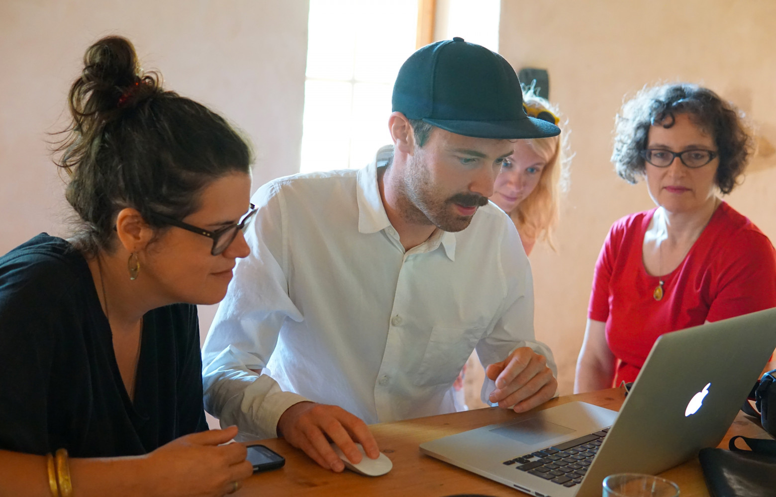 Bart Hess montre ses recherches à ses étudiants de la semaine.