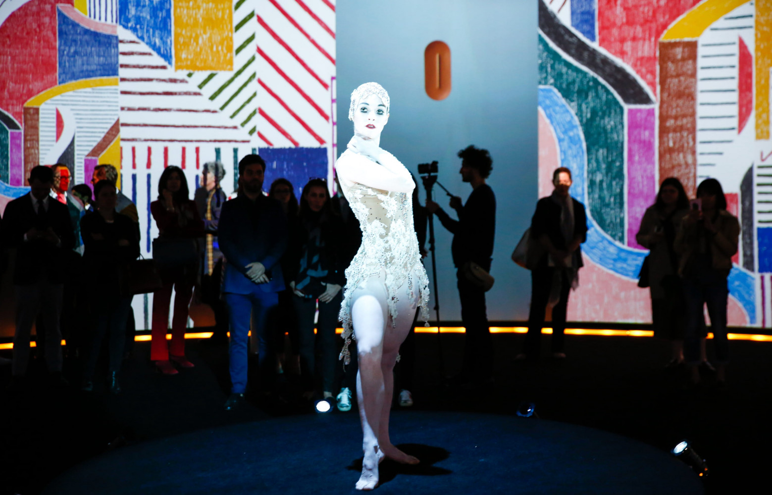 Comme dans une birthday party au Bauhaus, le motif du papier d’Hermès se fait pictural. C’est le...
