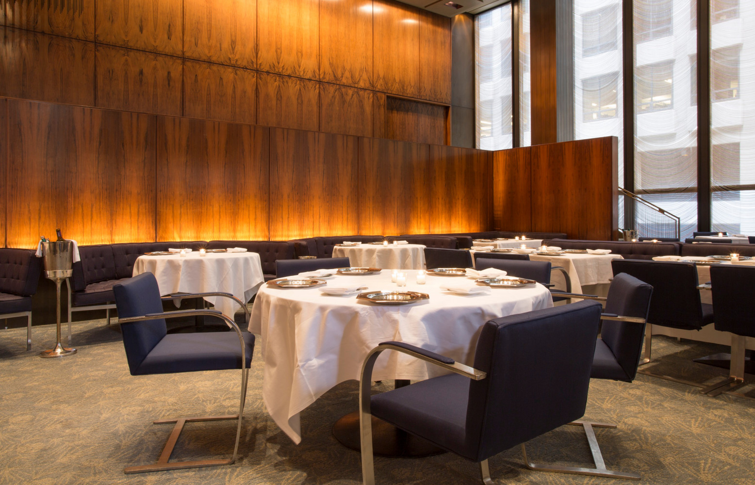 Pour Philip Johnson, la difficulté était de faire élégant, moderne et cosy, le tout dans un lieu...
