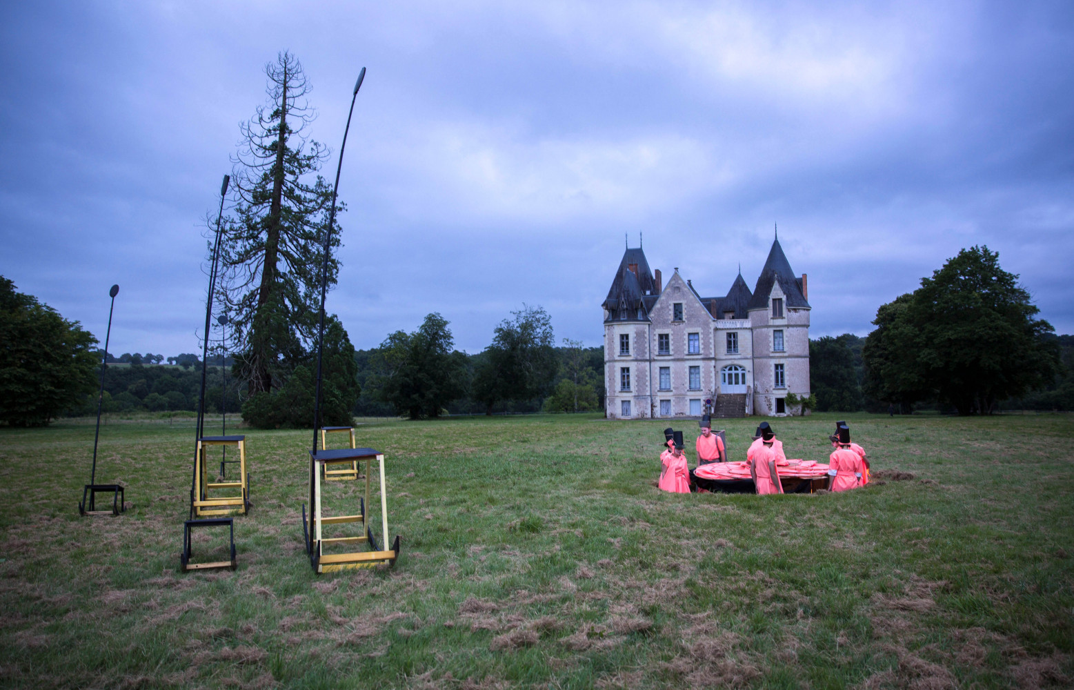 L'installation sous le ciel menaçant…