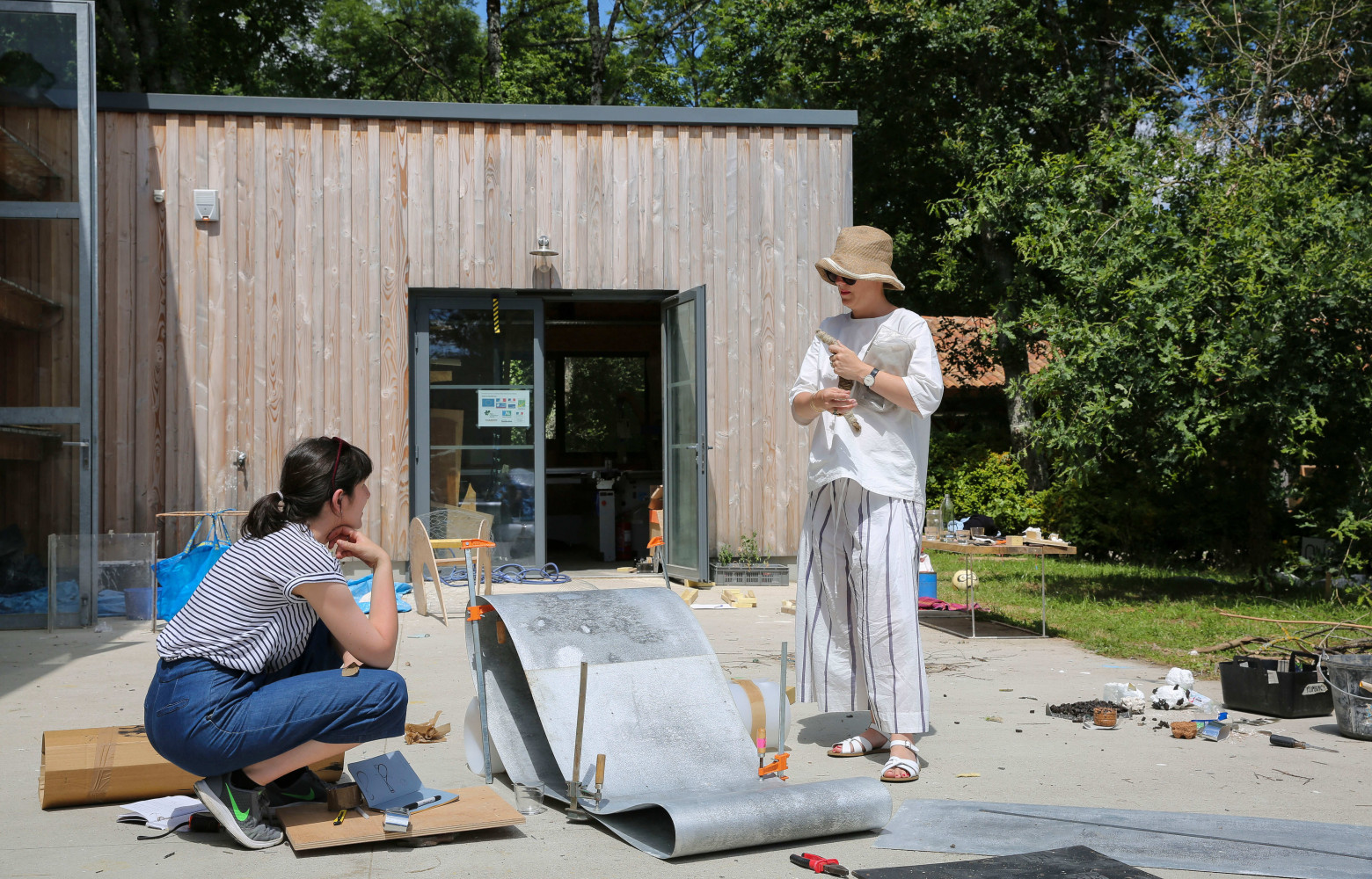Faye Toogood dispense ses conseils aux différents ateliers.