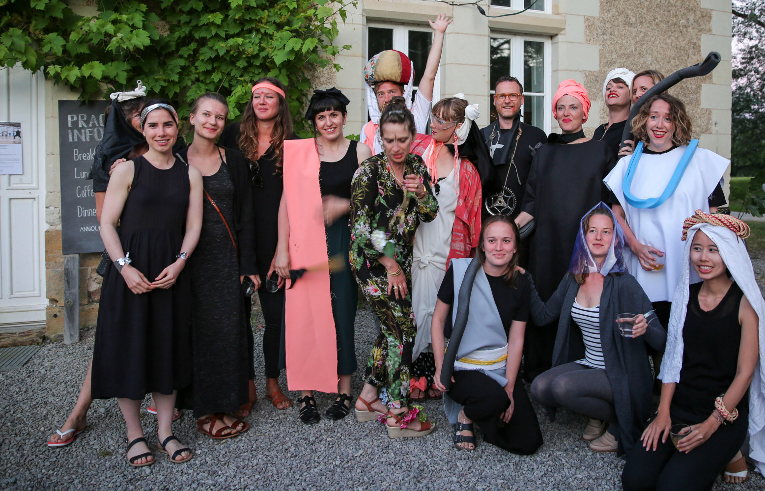 Portrait de groupe autour de celle qui les a guidés durant une semaine.