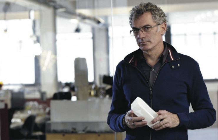 Arik Levy en train de travailler sur une maquette d’Emerso.