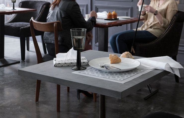 Adaptés aux nouveaux modes de vie, sets de table en papier recyclé et bopite de serviettes Napkiss en chanvre de Manille. Modèle Drouot.