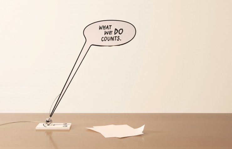 La bulle du luminaire pourvu de LEDs « What We Do Counts » pivote sur 360°.