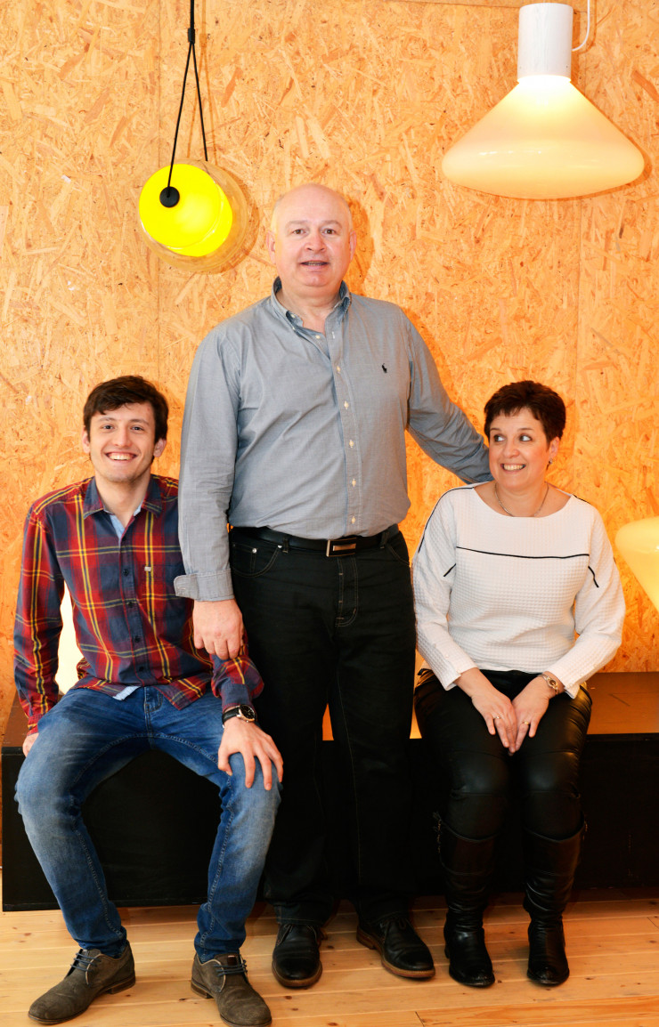 Jan Rabell, le dirigeant de Brokis, est entouré de son fils André, qui s’occupe de la production, et de son épouse, qui participe à la gestion et à la direction artistique.