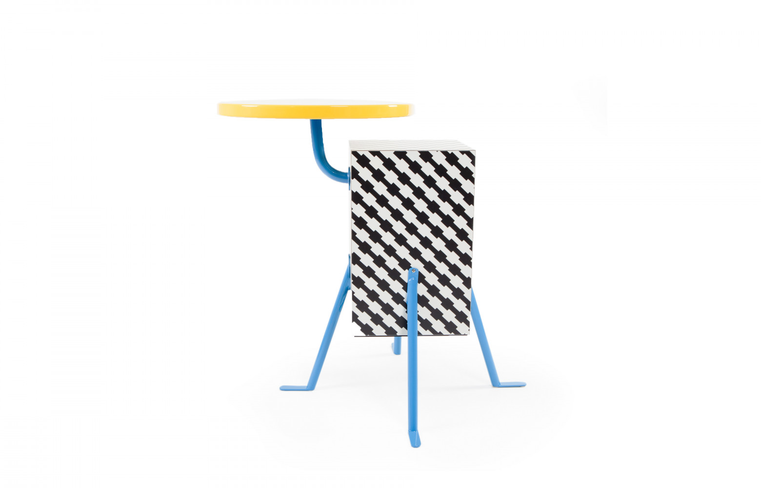 Table d’appoint « Kristall », design Michele de Lucchi (1981), 1 586 €. Memphis Milano.