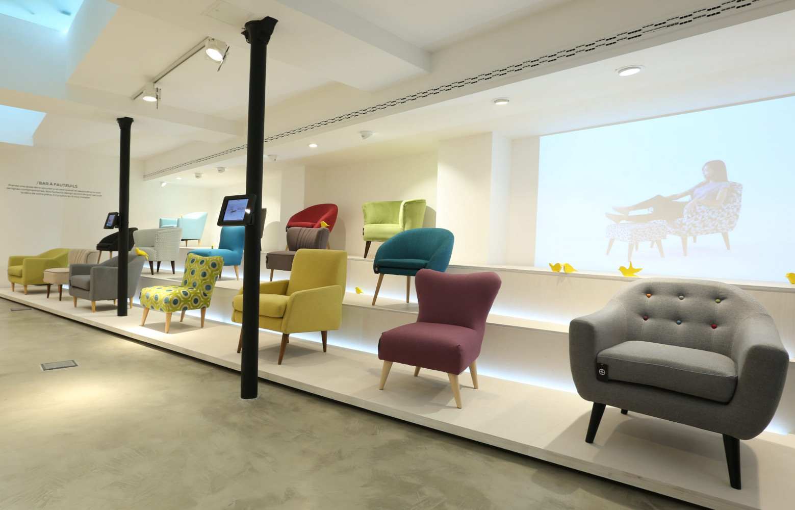 Le bar à fauteuils permet d'éprouver le confort des principales références de la marque.