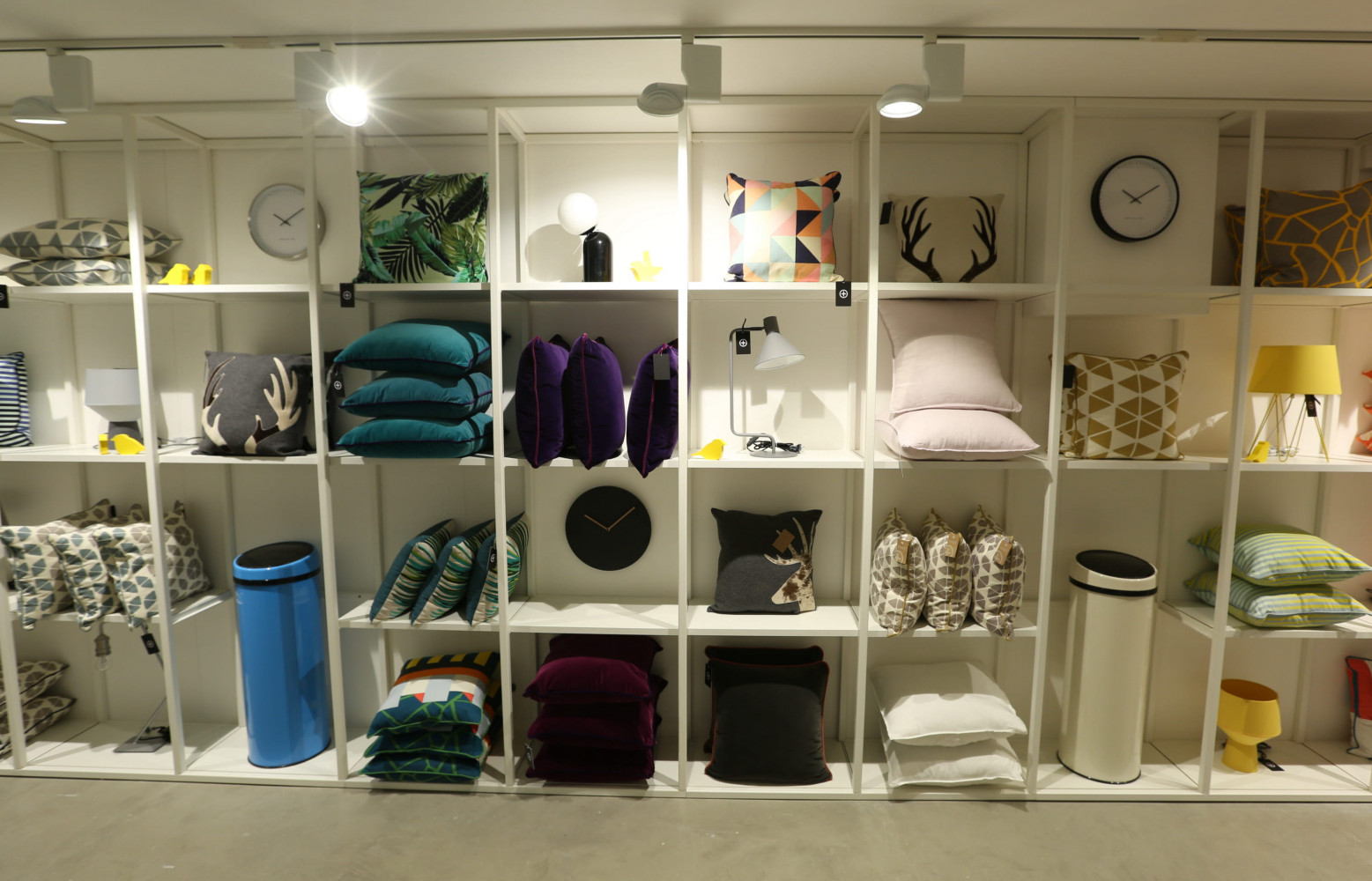 Les accessoires déco s'exposent sur un mur…
