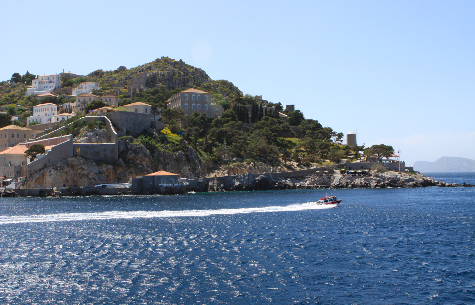 Vue de l ‘île d’Hydra, sur les rochers à gauche, installation in- situ de la commande produite...