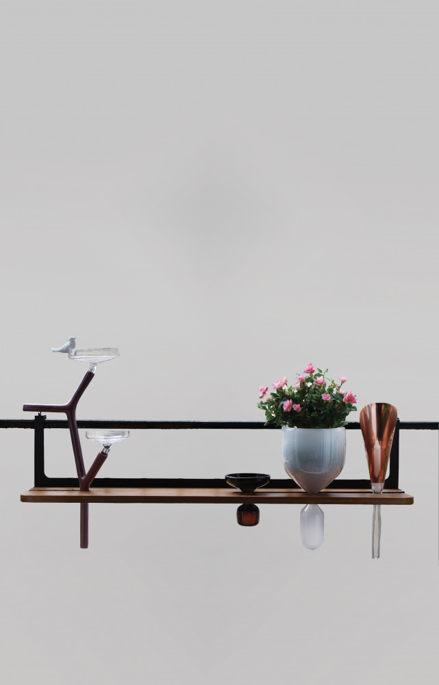 Ce mobilier d’extérieur a été conçu en pensant aux étroits balcons parisiens. S’étirant comme une ligne horizontale,...