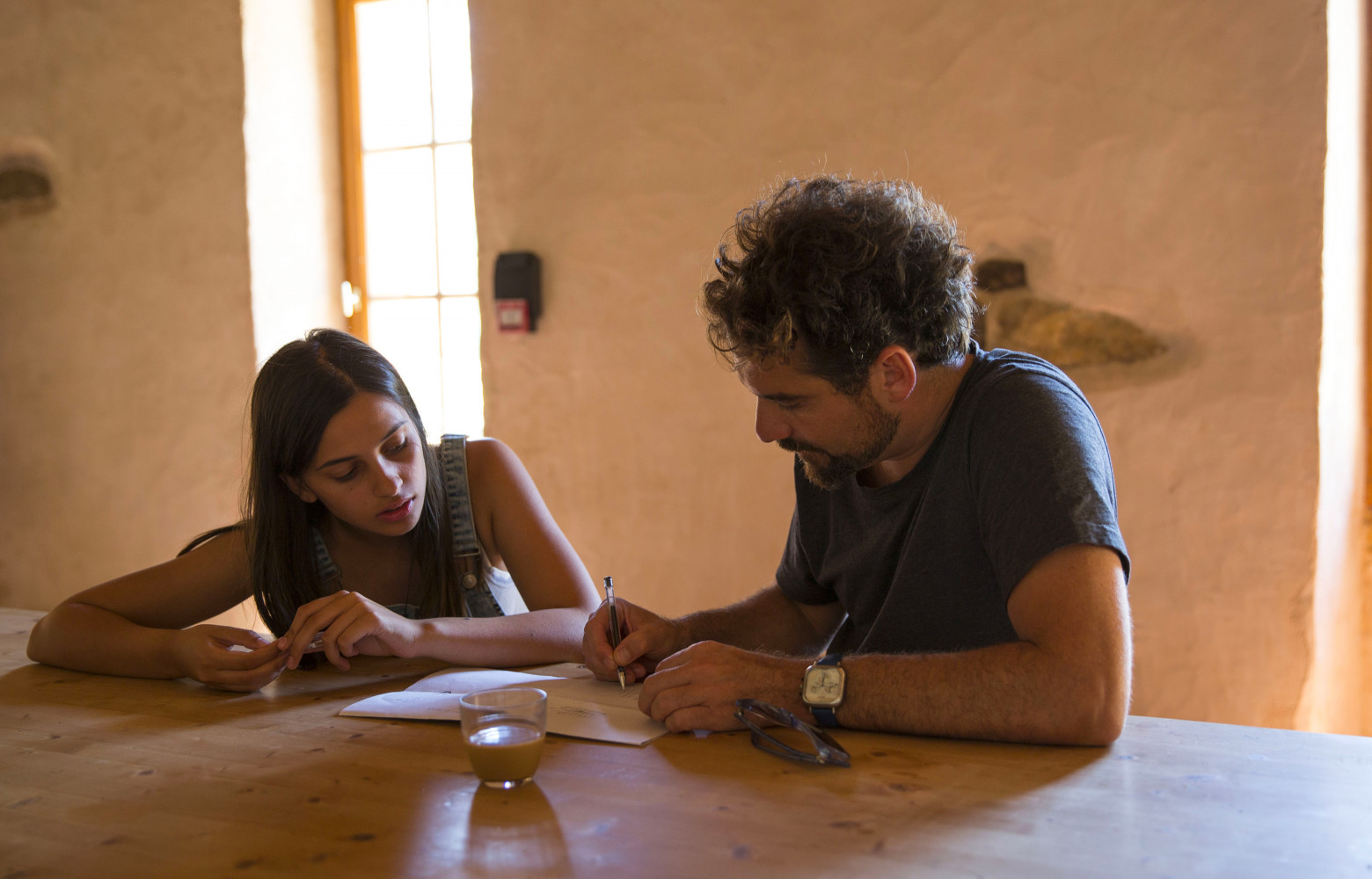 Très vite, Jaime Hayon guide ses stagiaires dans le dessin d'objets en verre.