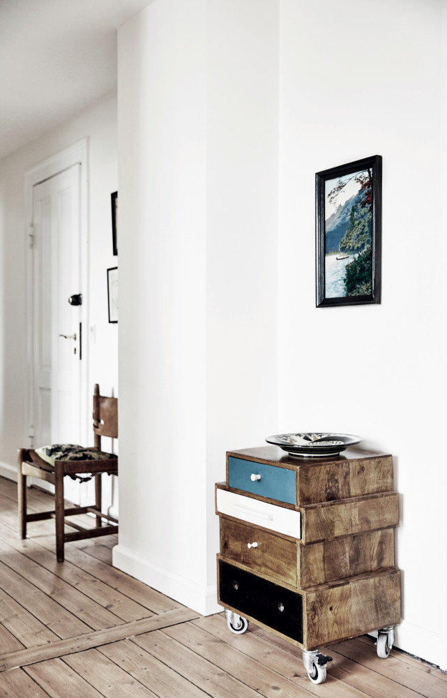 Chez elle, Vibeke mélange du mobilier déniché à Copenhague comme ce petit meuble en bois de manguier...