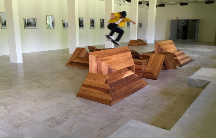 Les expositions du Miroir sont au diapason d’un projet culturel qui veut abolir les frontières entre les genres et les époques. Le côté piste de skate a tout pour capter un public différent des aficionados du mathématicien Schönflies, source d’inspiration de l’œuvre.