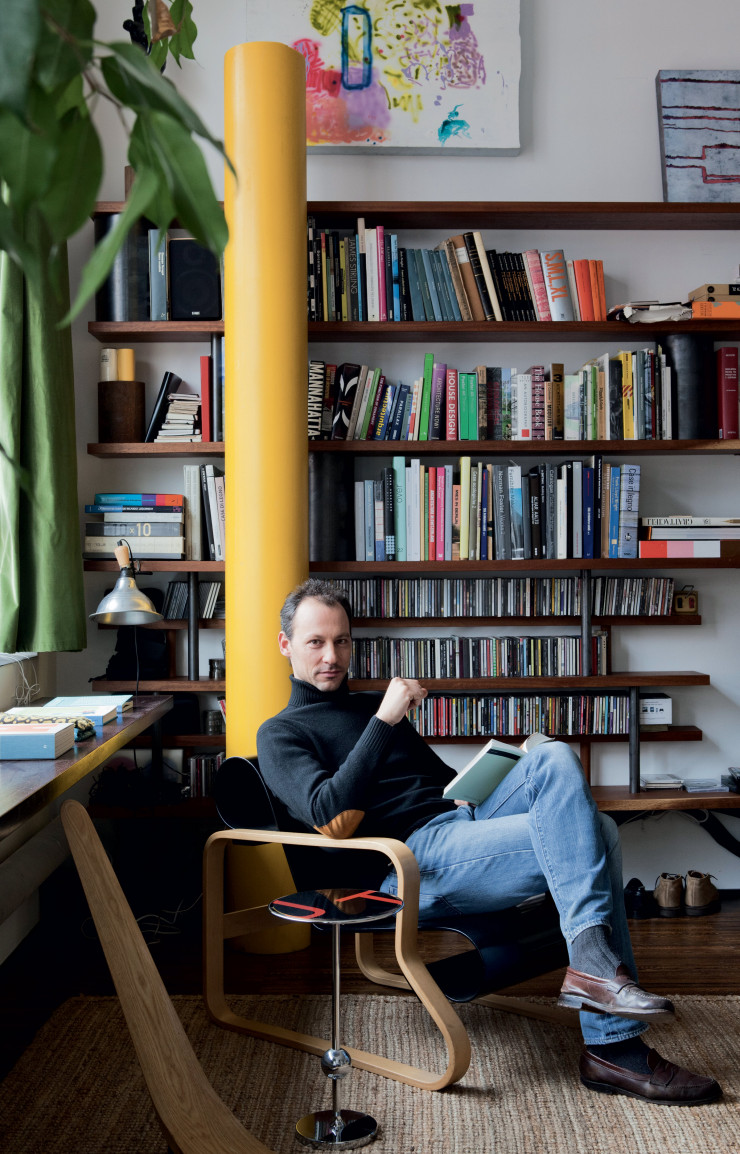 Tommaso Fantoni pose installé dans un fauteuil Paimio d’Alvar Aalto (Artek, 1932) devant sa spectaculaire lampe jaune L12 (auto-éditée).
