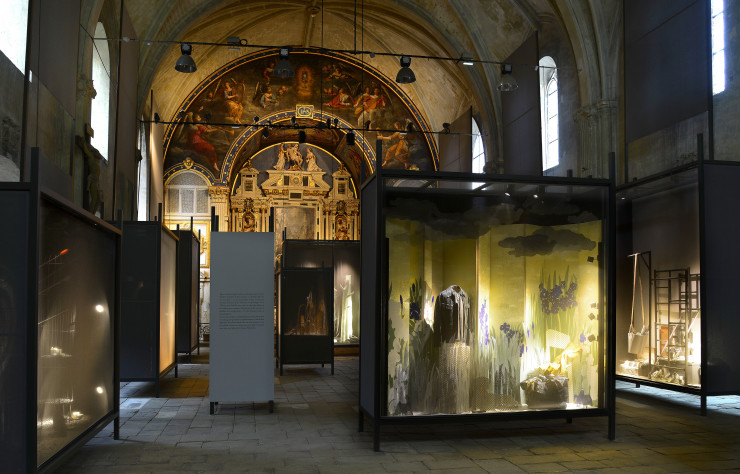 Au printemps 2014, Antoine Platteau ourdit sa première vitrine, forcément test. L’idée était de suggérer les métamorphoses de la matière. Dans ce décor dans ce décor de chapelle XVIIème, la carte blanche donnée au créateur théâtralise tout simplement les objets, loin du chic clinique.
