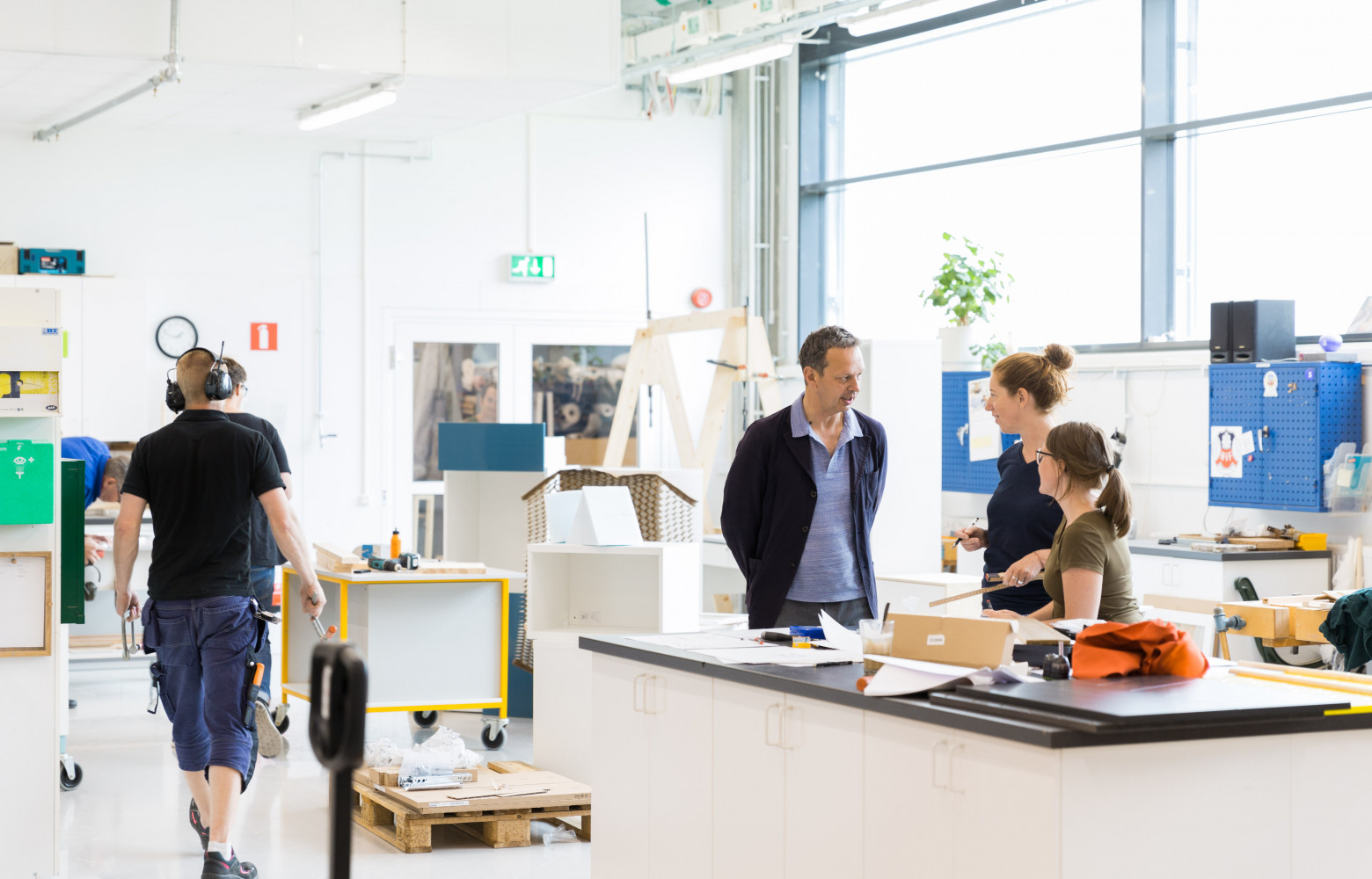 Dans les locaux d’IKEA, Tom Dixon met la dernière main à la collection d’assises qu’il a dessinée...