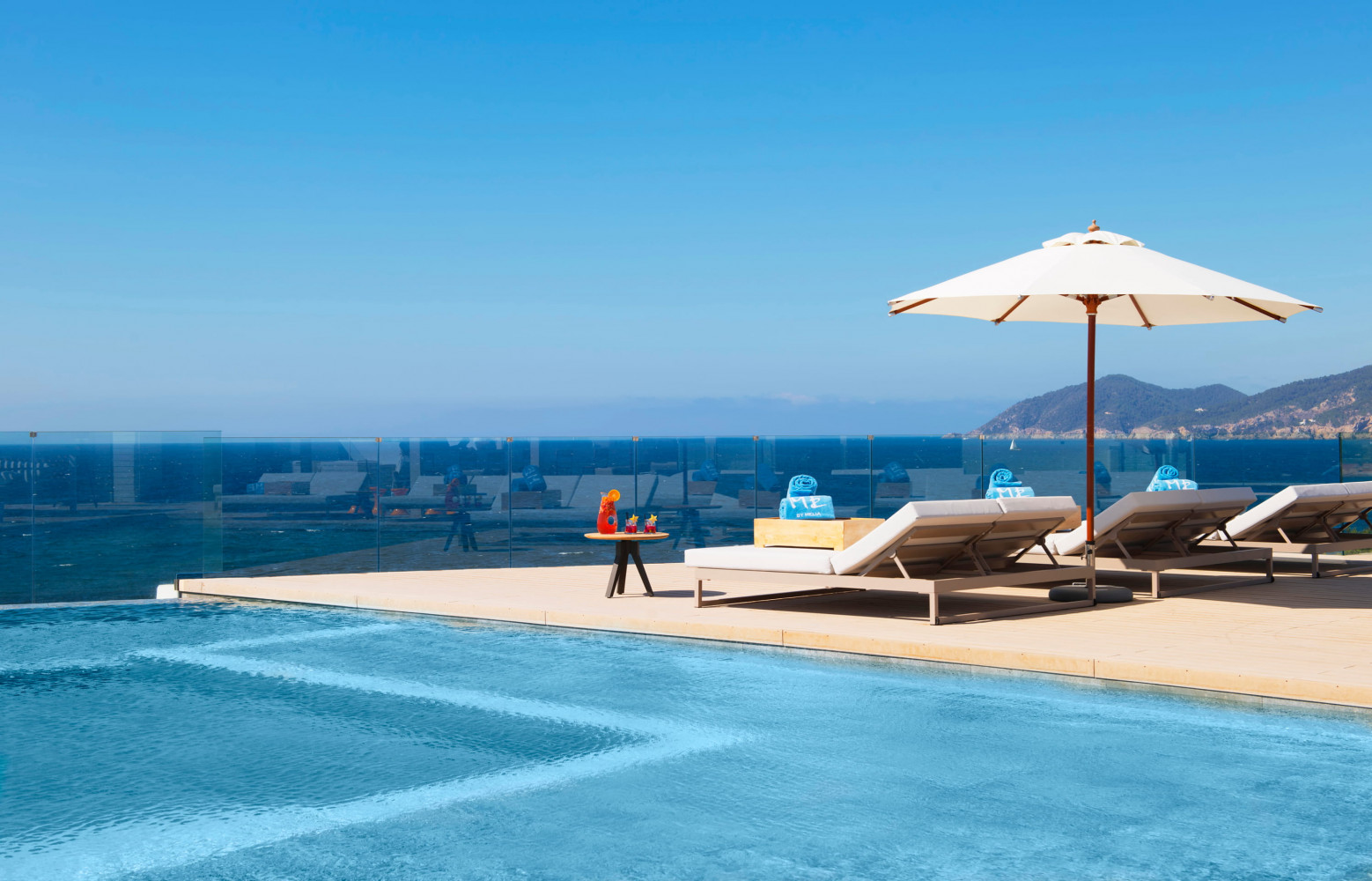 Sur le rooftop se confondent les bleus du ciel, de la mer et de la piscine.