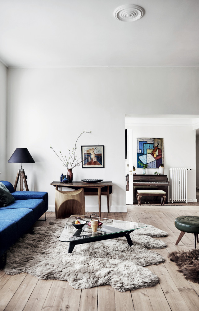 Couleurs vives et fourrures créent un environnement chaleureux dans le salon. Le canapé bleu Seville (Bolia) comme...