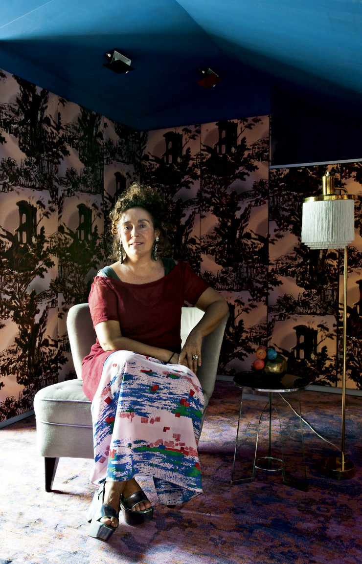 Nina Yashar pratique l’art de l’assemblage pour un résultat contemporain : lampe sur pied des sixties de Hans Agne Jakobsson (1919-2009), tenture murale Antiche rovine (Prada) et fauteuil des années 40 du designer allemand Otto Schultz. Tapis de Haynes Robinson.