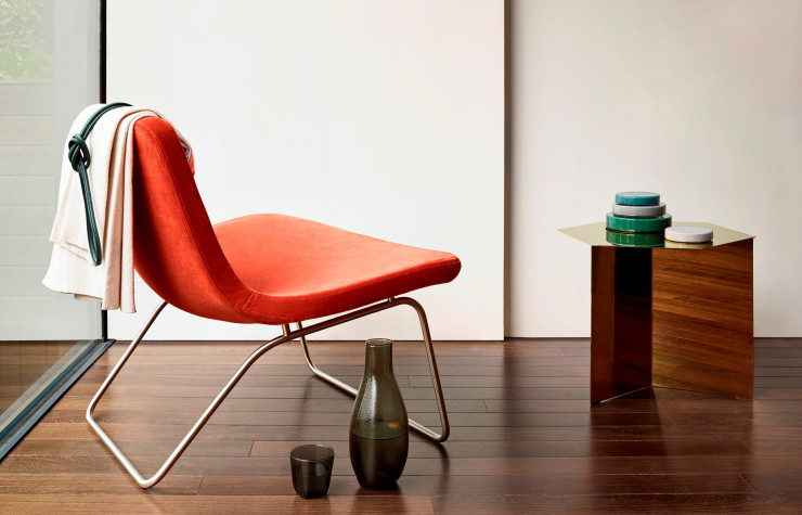 Fauteuil Ray Lounge de Jakob Wagner et table Slit en verre fumé (COS x HAY).