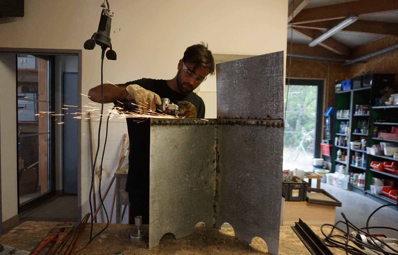 Première ébauche d'un tabouret d'angle.