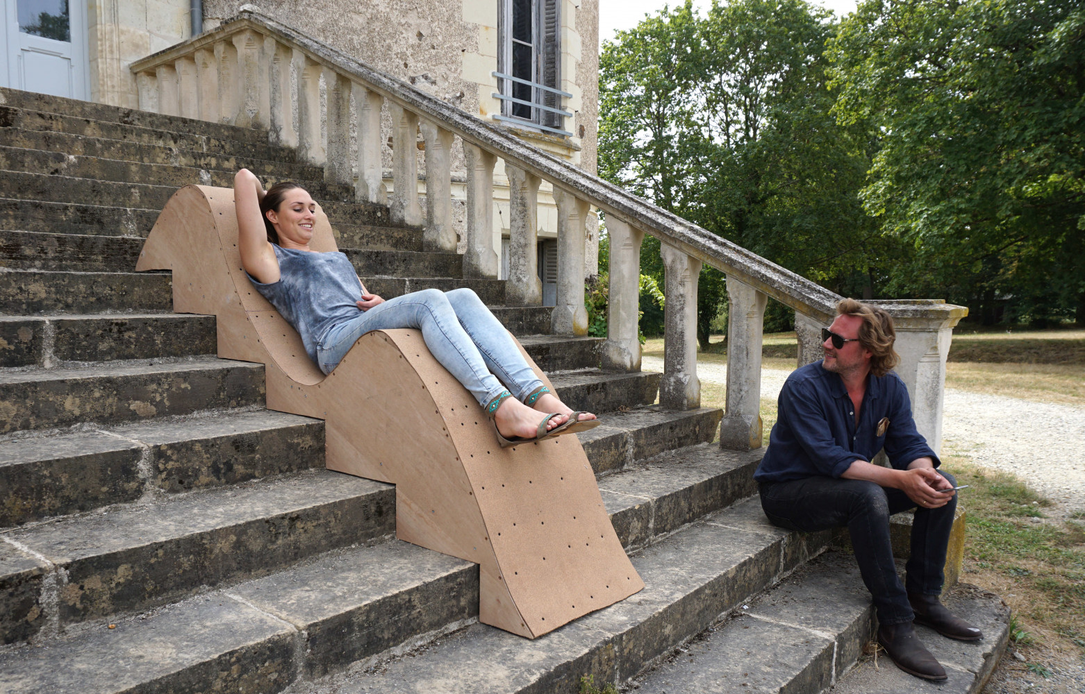 …ou ce fauteuil conçu pour s'emboîter sur un escalier.