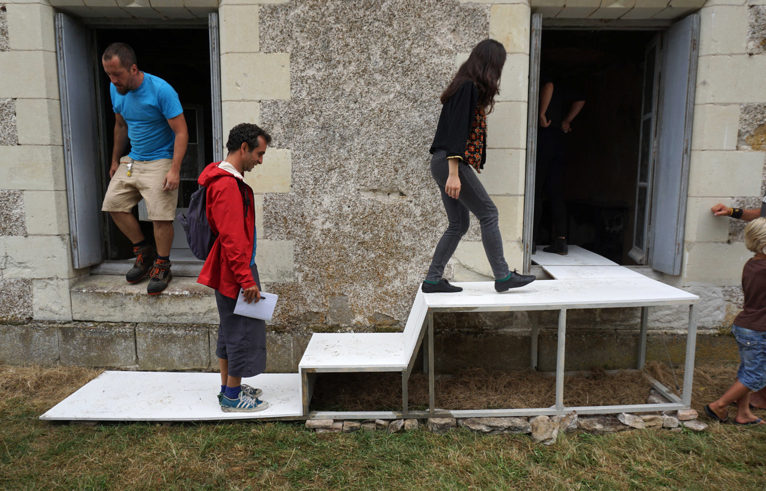 Les stagiaires testent le banc-escalier.