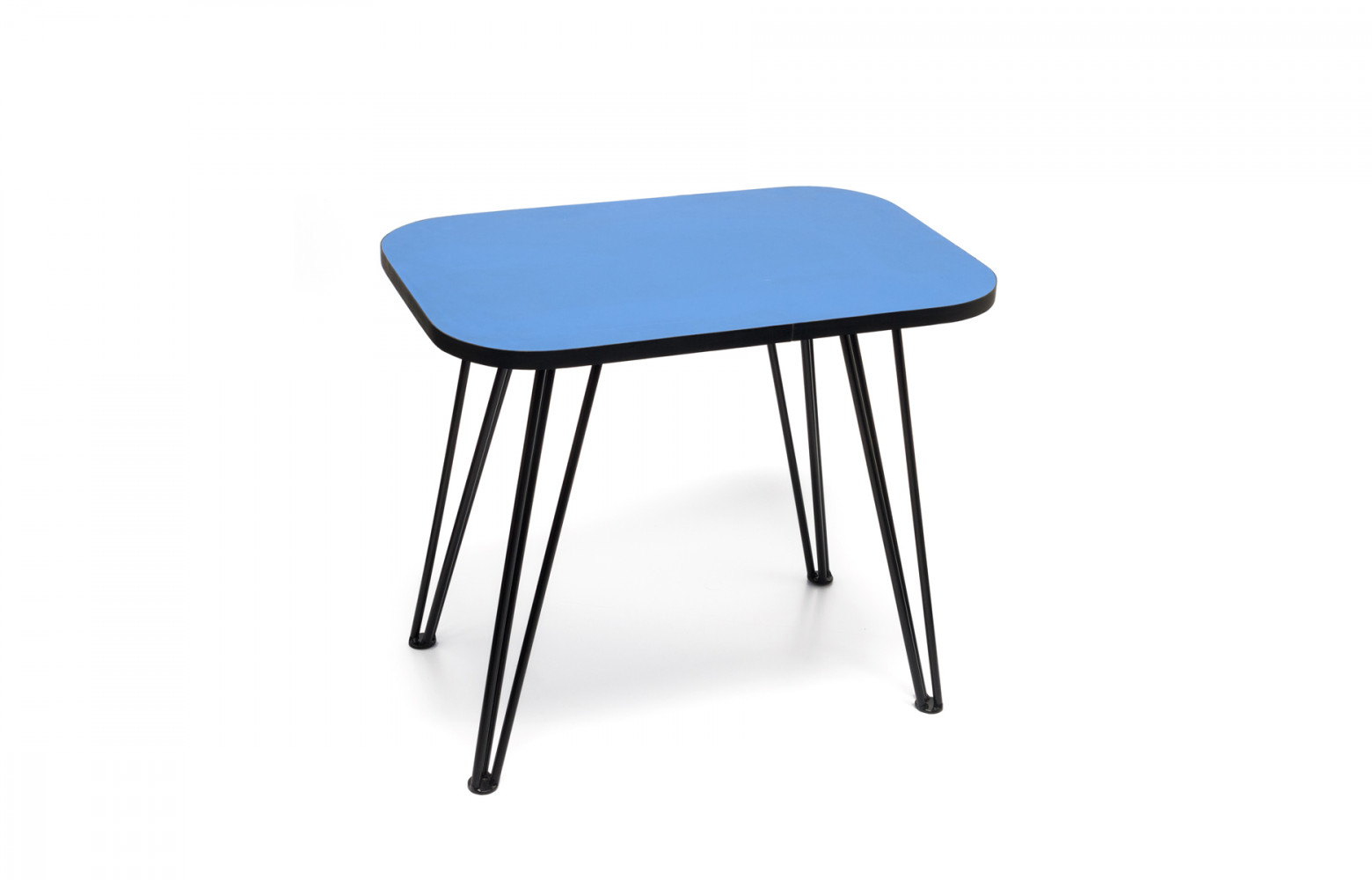 Petite table d’écolier Medium, bleue, noire ou rouge, 159 €. The Rocking Company chez Womb.