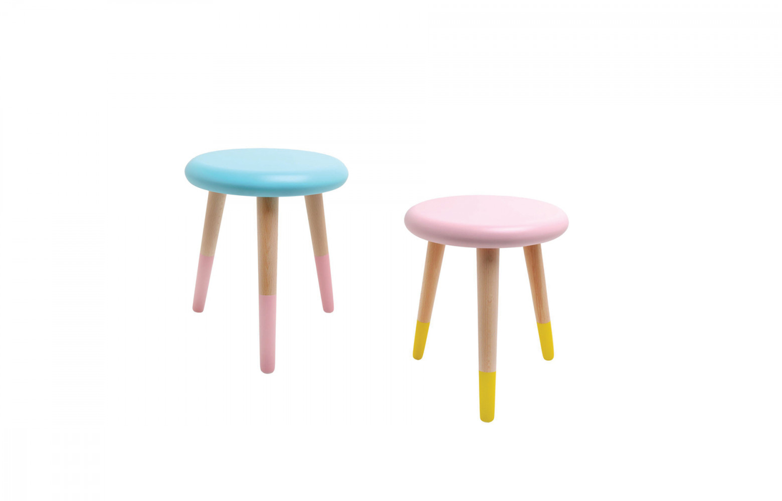 Tabouret Alice en bois peint (rose pêche ou bleu turquoise), 75 € (l’unité). Rose in April chez...