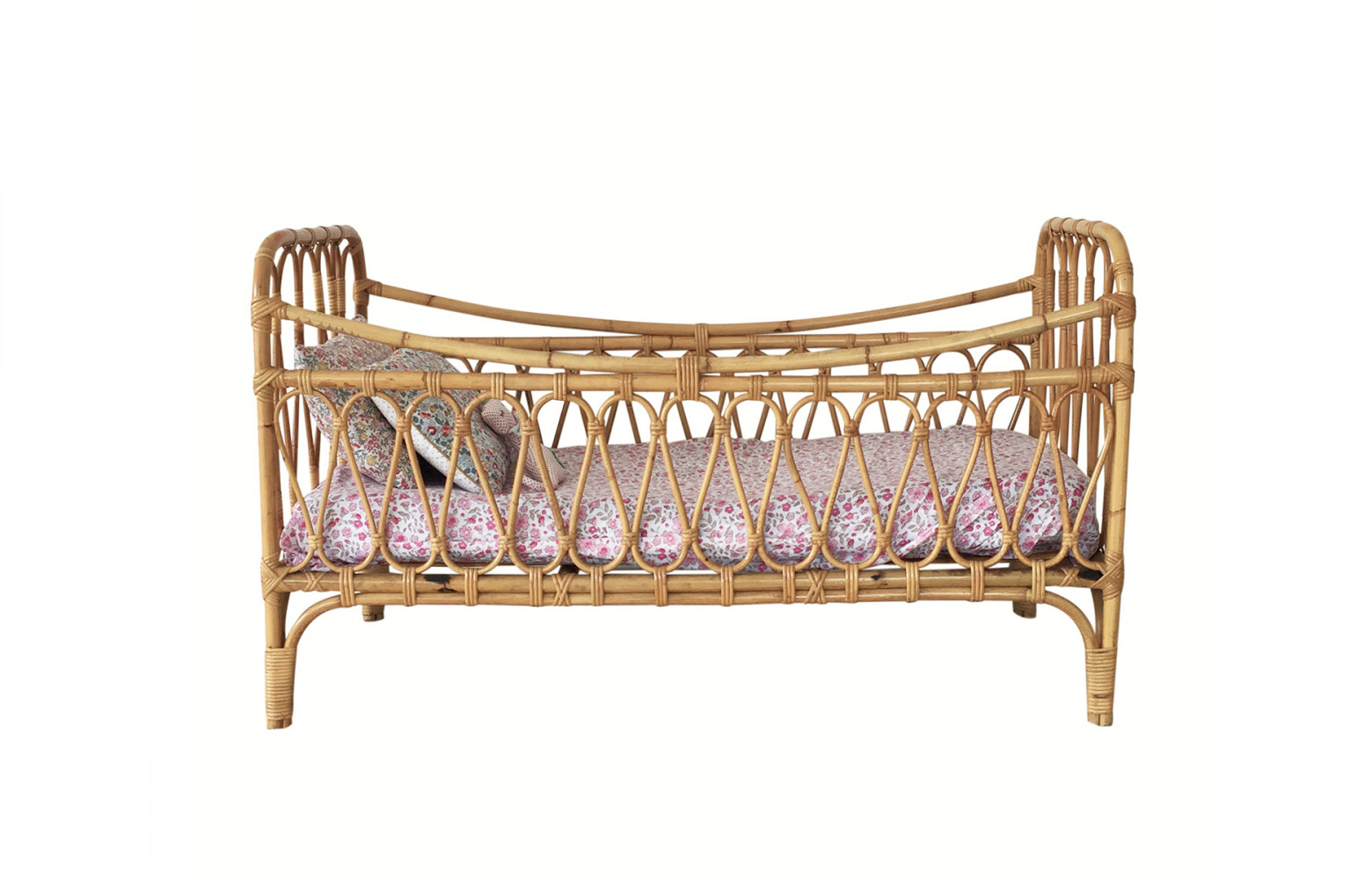 Lit de bébé en rotin des années 60, 100 % vintage, 270 €. Chouette Fabrique.