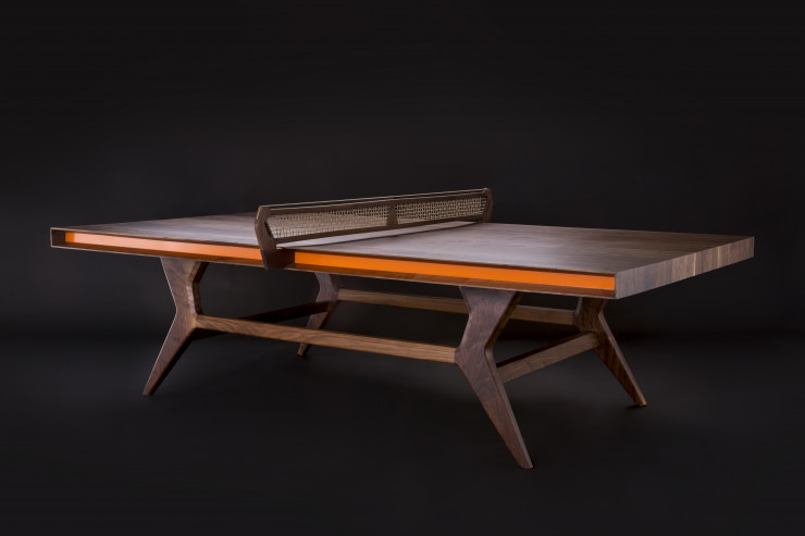 Mackenrow, la plus racée des tables de ping-pong avec son plateau en noyer et son liseré orange.
