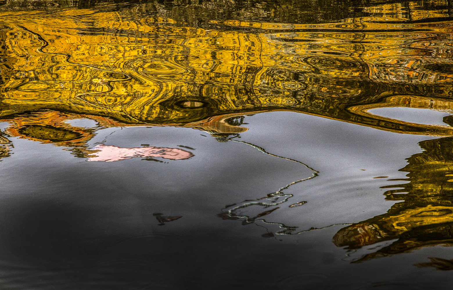 L'esthétique des tirages du photographe Shahid Dawatala rappelle aussi l'importance vitale de l'eau.