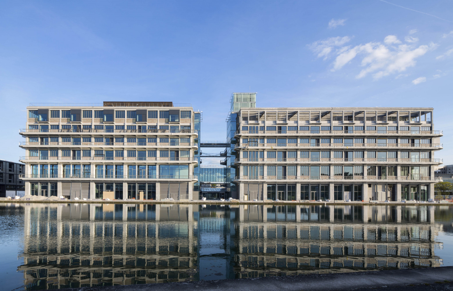 Les deux bâtiments des ex-Magasins Généraux, le long du Canal de l’Ourcq, à Pantin.