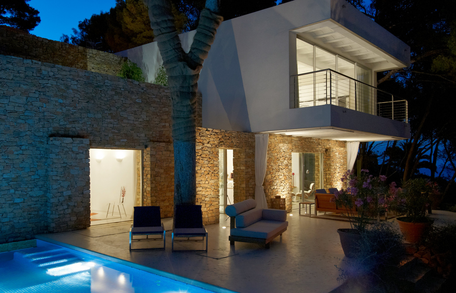 La terrasse de la Casamagat de nuit.