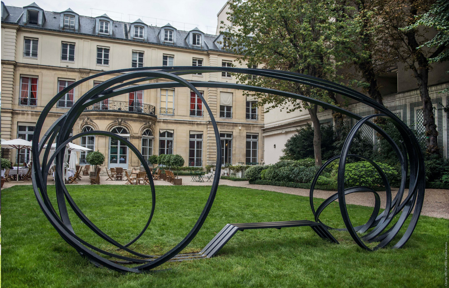 Voilà une image du Paris idéal : une façade XVIIIe surlignée d'une sculpture de Pablo Reinoso.
