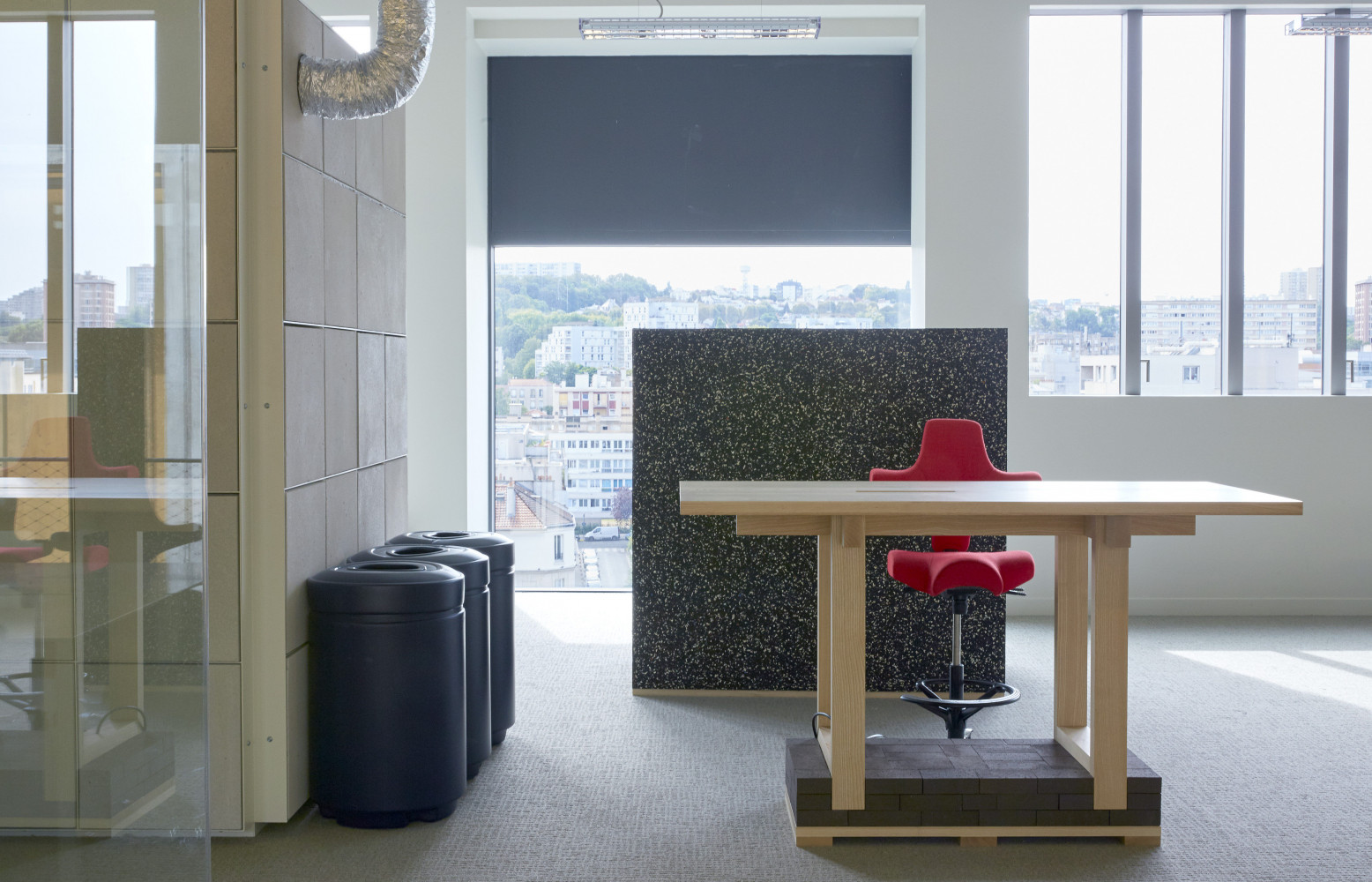 Bureau en hêtre massif et briques flamandes « Table by the way » d'Alban le Henry.
