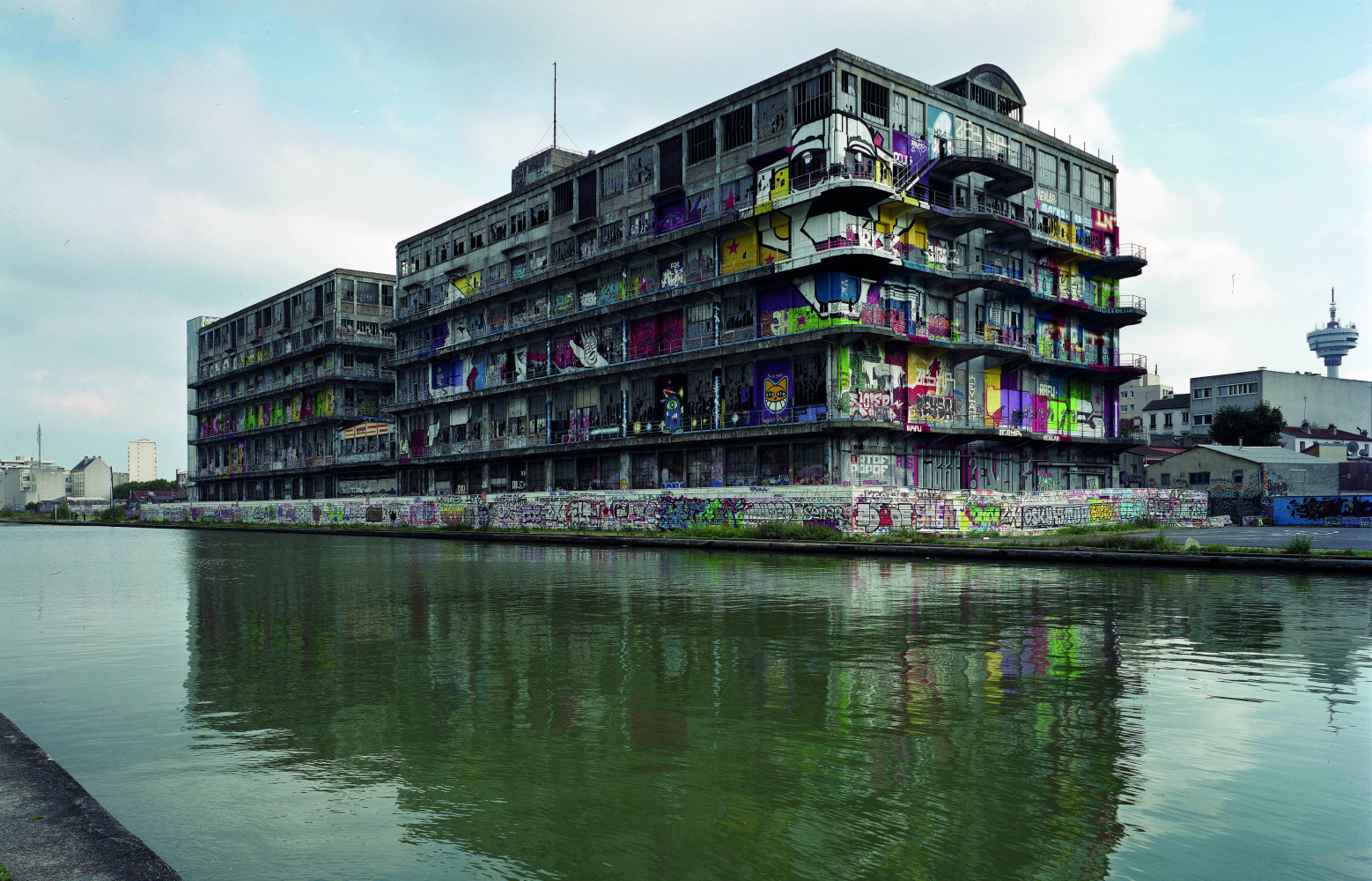 Les Magasins Généraux avant les travaux. Le bâtiment avait été investi par des graffeurs en provenance de...