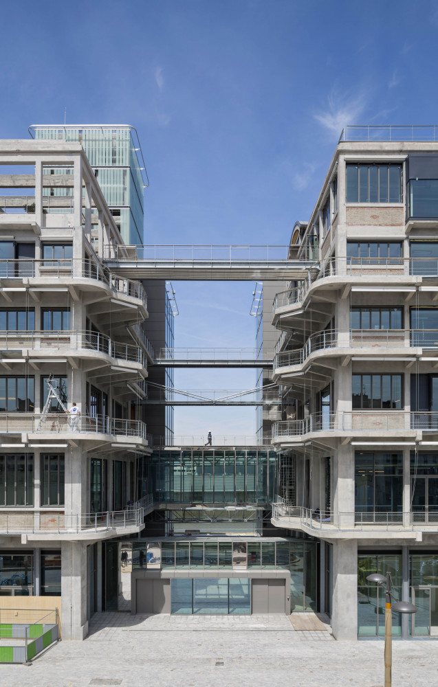 La rénovation a conservé l’aspect industriel des bâtiments. Le béton est omniprésent et les nombreuses coursives d’origine...