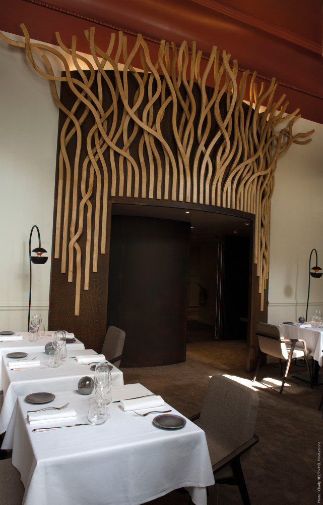 Passée l’entrée, c’est par surprise que le designer-sculpteur nous décoche sa première flèche. Le haut du petit...