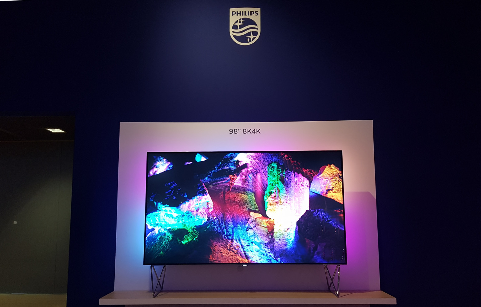 A l'IFA, place à la démesure comme avec cet écran Philips de 98 pouces (248 cm).