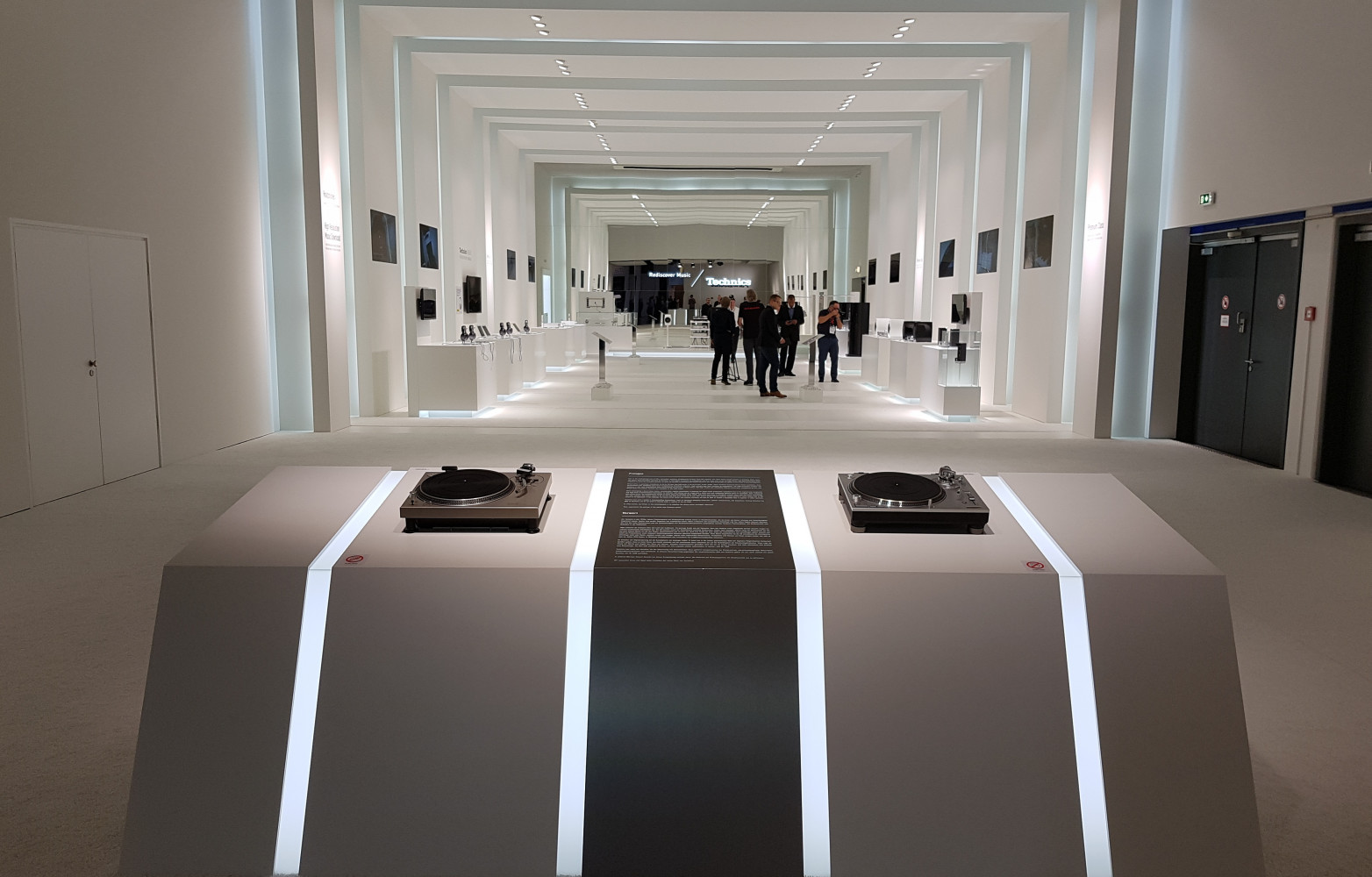 Ambiance rétro-futuriste à la Kubrick sur le stand du fabricant d'audio haut de gamme japonais Technics.
