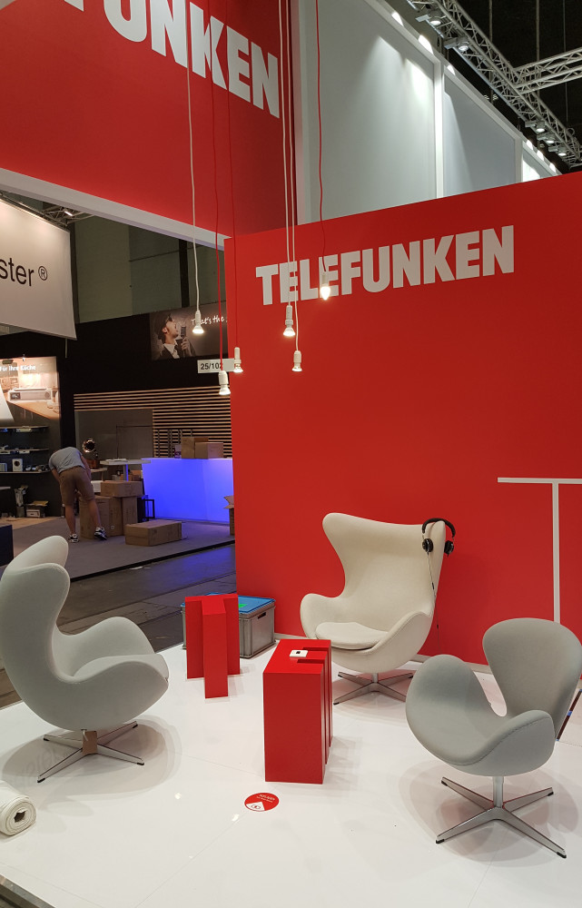 Marque historique de la technologie allemande, Telefunken proposait elle aussi une ambiance vintage 100 % Arne Jacobsen...