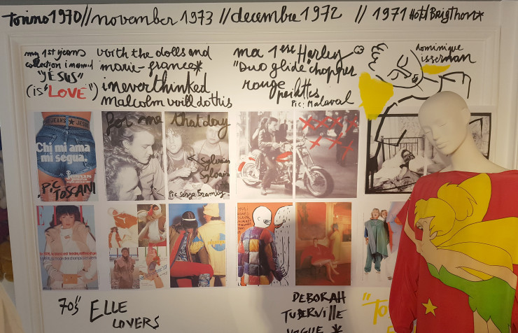 Unes de magazines, photos souvenirs et robes pop…